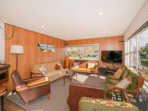 Linton's Sunshine Retreat - Whangamata Holiday Home